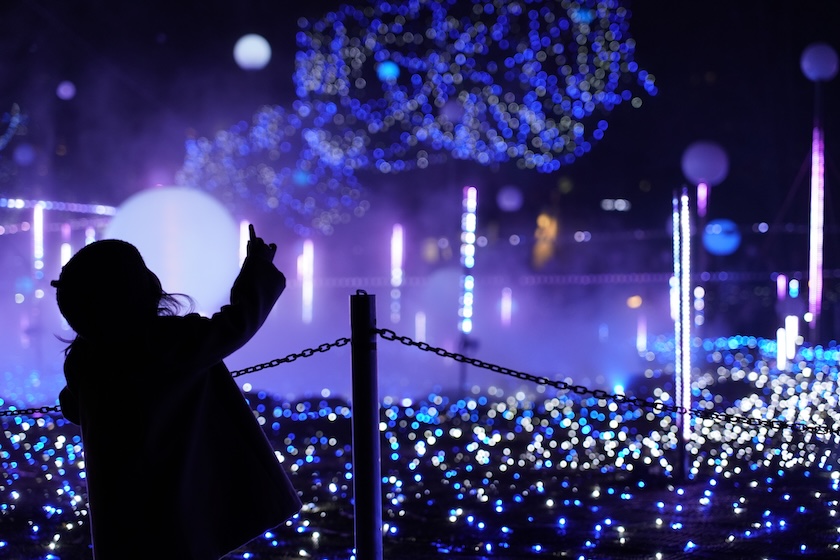 A child at Tokyo Midtown illuminations.