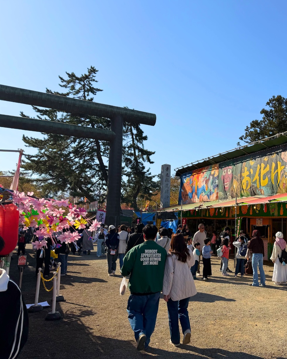 Lively scenes at Hirosaki Sakura Matsuri. Lively scenes at Hirosaki Sakura Matsuri.