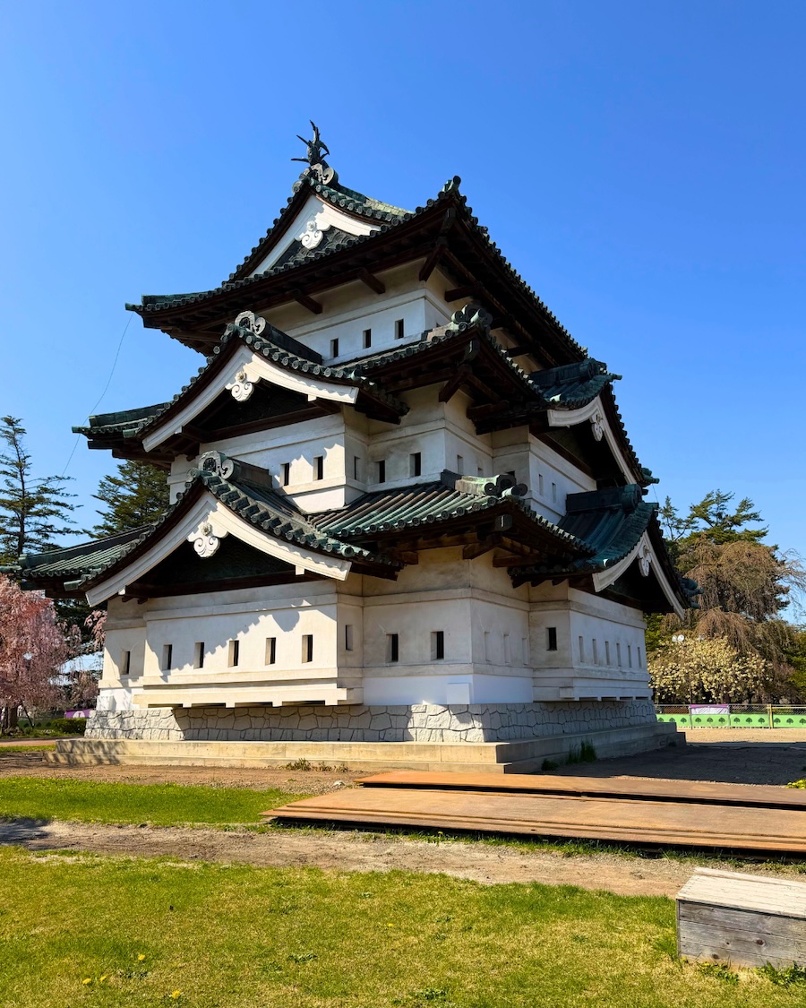 Hirosaki Castle is the real thing. Hirosaki Castle is the real thing.