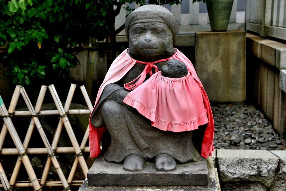 The mother-and-child monkey statue