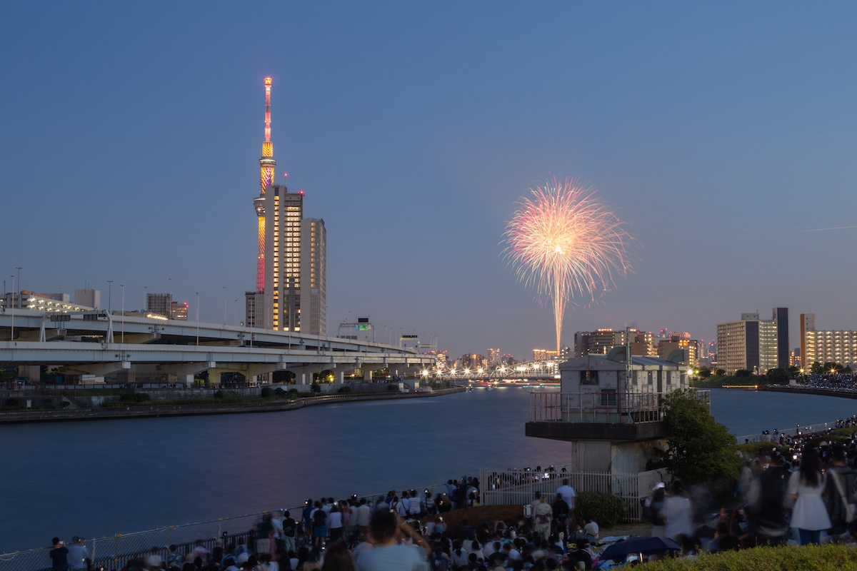 Large crowds gather as the Sumida River Fireworks Festival begins. Large crowds gather as the Sumida River Fireworks Festival begins.
