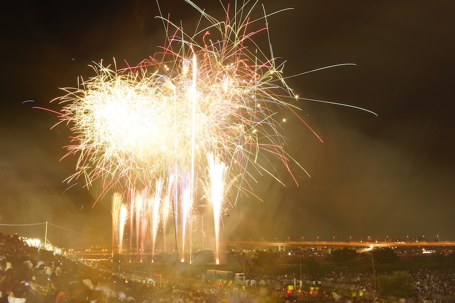 Tallk about flower fire! Things are heating up at the Sumida River Fireworks Festival. Tallk about flower fire! Things are heating up at the Sumida River Fireworks Festival.