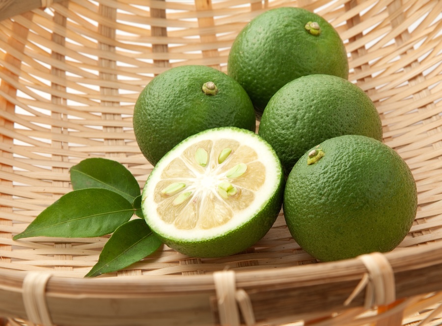 Often confused with sudachi, kabosu comes mainly from Oita Prefecture. Its flavour is slightly milder, making it popular with seafood, sashimi and hot pots. Often confused with sudachi, kabosu comes mainly from Oita Prefecture. Its flavour is slightly milder, making it popular with seafood, sashimi and hot pots.