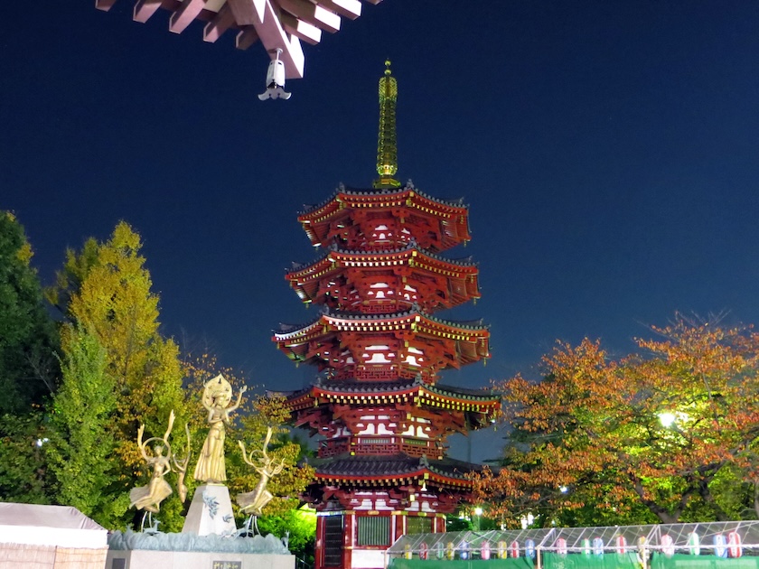 The red pagoda near Kawasaki Daishi Temple.