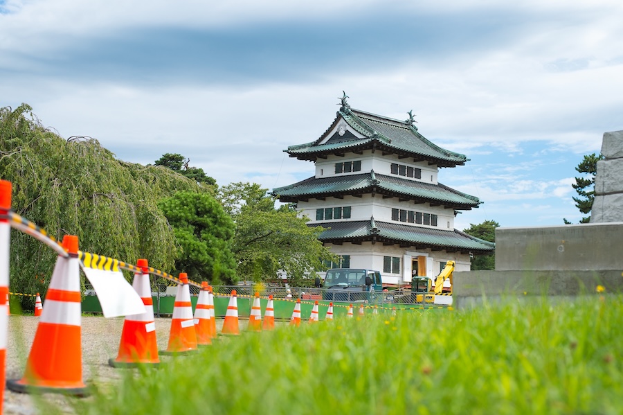 The repairs of Hirosaki Castle have become a major news story. The repairs of Hirosaki Castle have become a major news story.