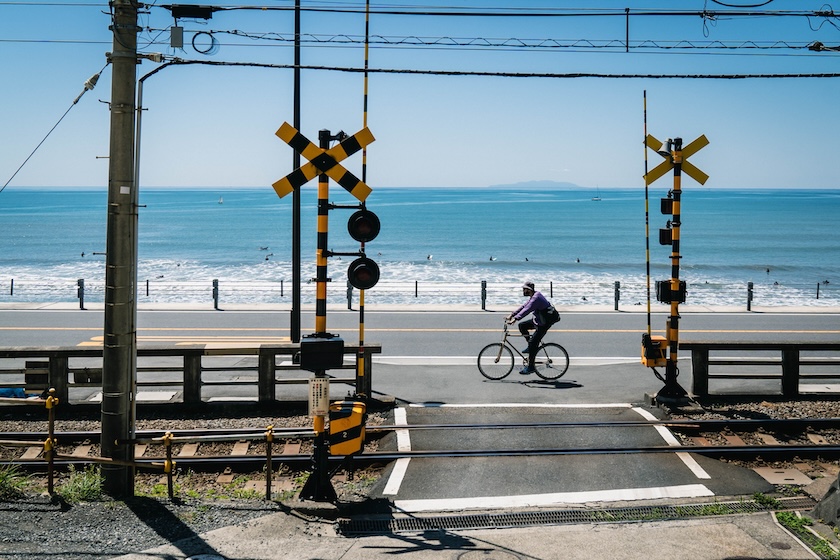 Enoden features picturesque railway crossings that are straight out of an anime movie. Enoden features picturesque railway crossings that are straight out of an anime movie.