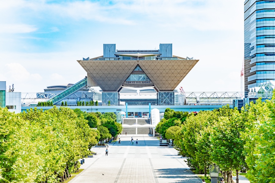 Winter comiket is held at the spectacular Tokyo Big Sight venue. Winter comiket is held at the spectacular Tokyo Big Sight venue.