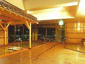 Women's main bath photo