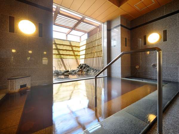 Men's main bath photo