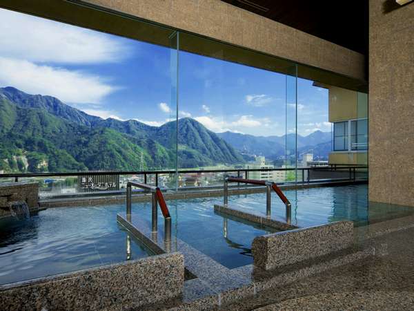 Men's main bath photo